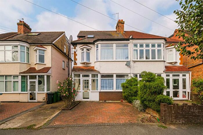 4 Bedroom Semi-Detached House To Rent In Bourne Gardens, Chingford, E4