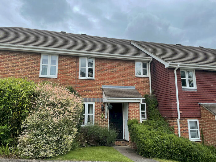 1 Bedroom Ground Maisonette To Rent In Heather Close, Guildford, GU2