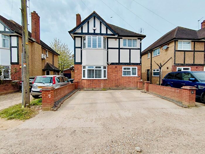 2 Bedroom Maisonette For Sale In Faircroft, Slough, SL2
