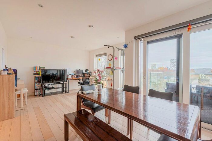 3 Bedroom Flat To Rent In Reminder Lane, Greenwich, London SE10