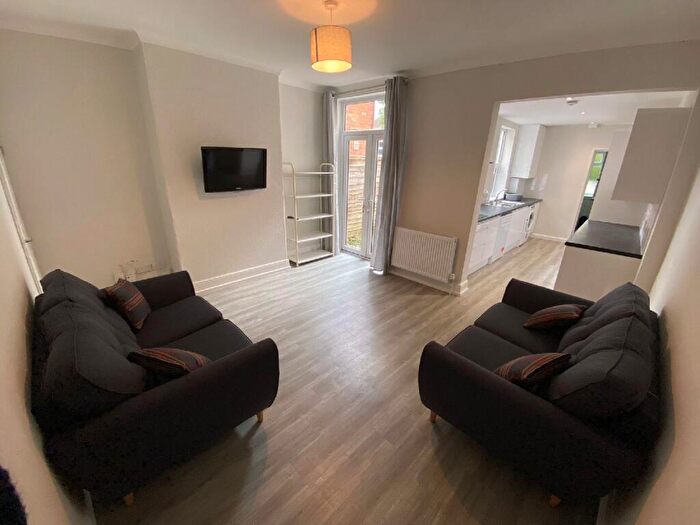 4 Bedroom House To Rent In Raddlebarn Road, Selly Oak, Birmingham, West Midlands, B29