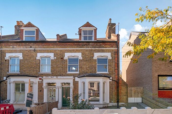 2 Bedroom Flat For Sale In Underhill Road, East Dulwich, London, SE22