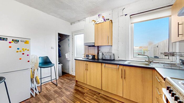 3 Bedroom End Of Terrace House For Sale In Carnock Crescent, Glasgow, G78