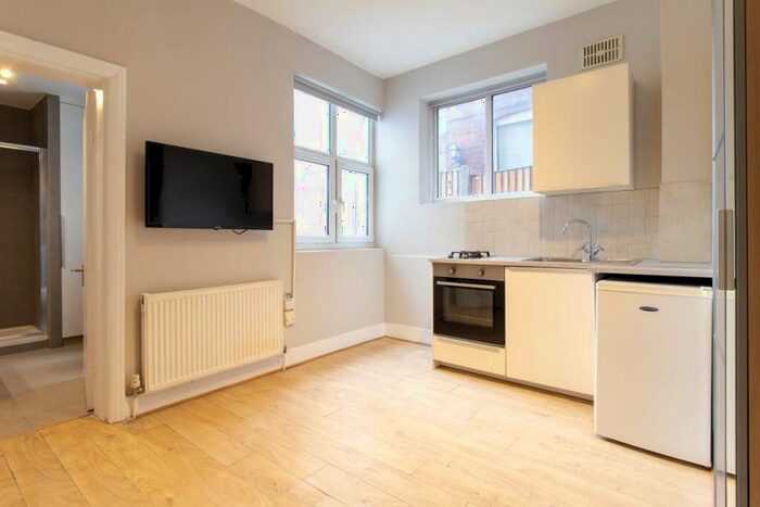 Flat To Rent In North End Road, Golders Green, NW11
