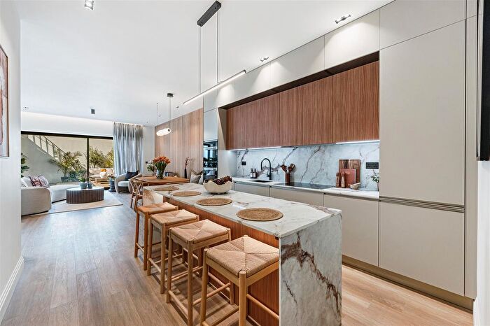 3 Bedroom Flat For Sale In Creswick Road, Acton, W3