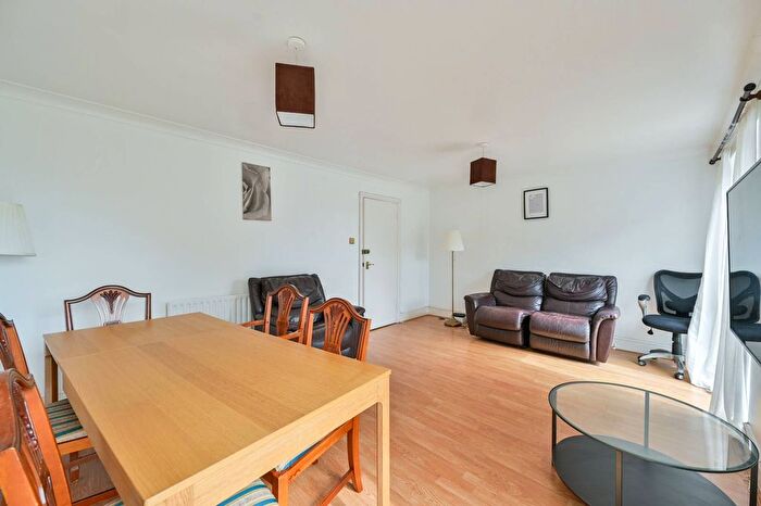 2 Bedroom Flat To Rent In Rutland Park, Catford, London, SE6