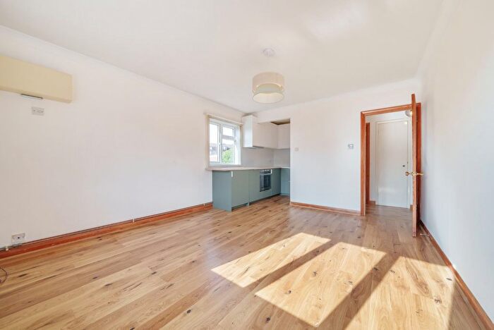 2 Bedroom Flat To Rent In St. Ann's Hill, Wandsworth, London, SW18