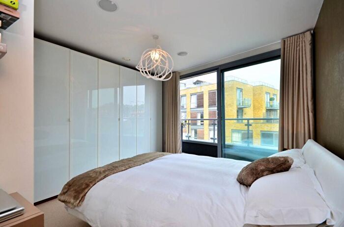 1 Bedroom Flat To Rent In Battersea Park Road, Battersea Park, London, SW11