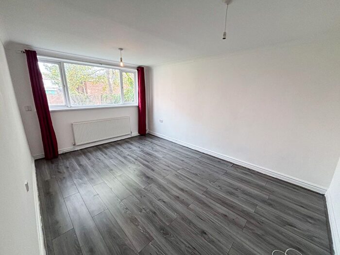 1 Bedroom Flat For Sale In Landseer Avenue, London, E12
