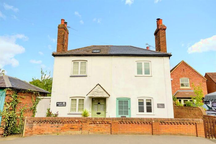2 Bedroom Cottage To Rent In Newark Lane, Ripley, GU23