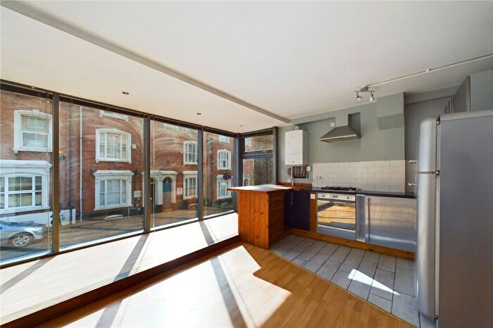 1 Bedroom Flat To Rent In Hazelwood Road, Northampton, NN1