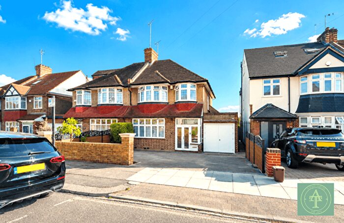 3 Bedroom Semi-detached House For Sale In Ravenscraig Road, London, N11