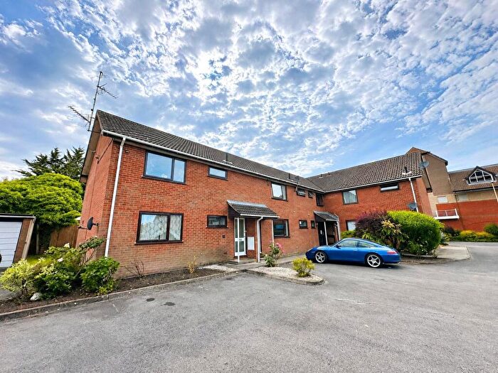 2 Bedroom Flat To Rent In Albert Street, Fleet, Hampshire, GU51
