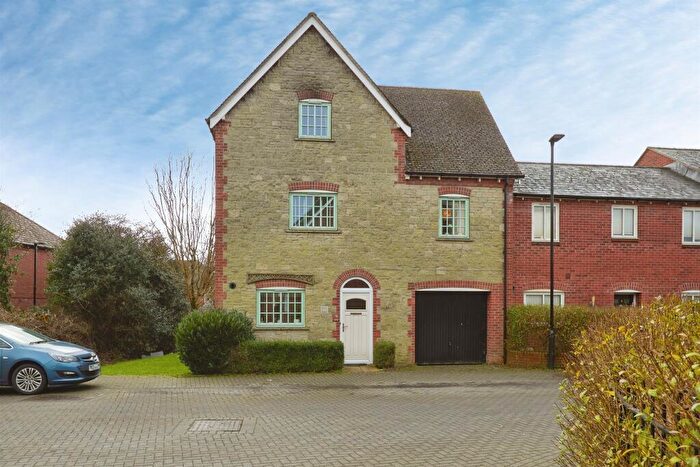 3 Bedroom End Of Terrace House For Sale In Greenacre Way, Shaftesbury, SP7