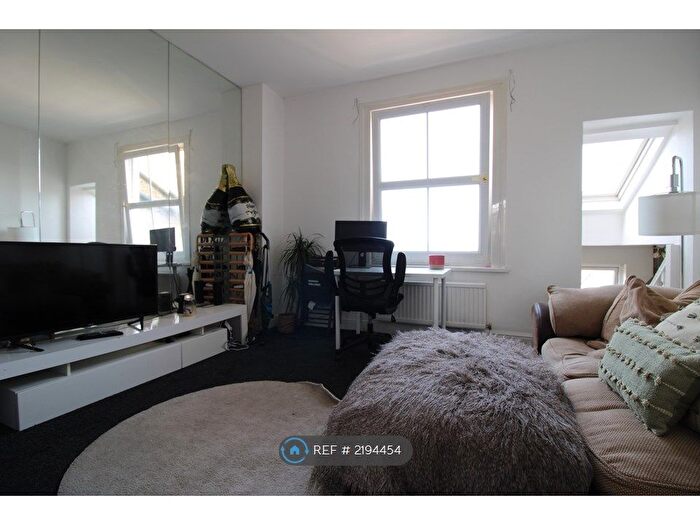 2 Bedroom Flat To Rent In Arthur Road, London, SW19