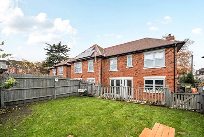 3 Bedroom Semi Detached House For Sale In Spinney Hill, Addlestone, KT15