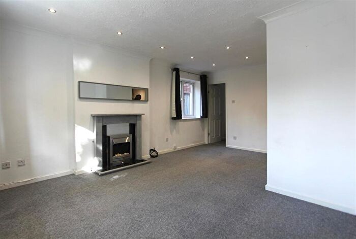 2 Bedroom Flat To Rent In Wycliffe Drive, Moortown, LS17