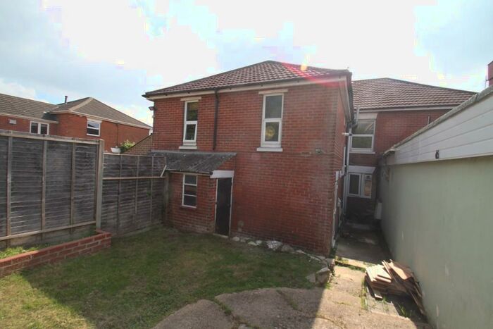 2 Bedroom Maisonette To Rent In Portsmouth Road, Bursledon, SO31