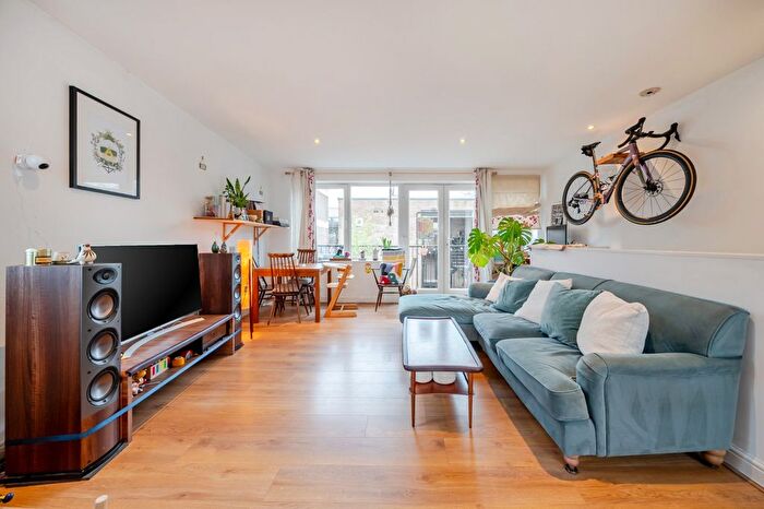2 Bedroom Flat For Sale In Dewey Lane, London, SW2