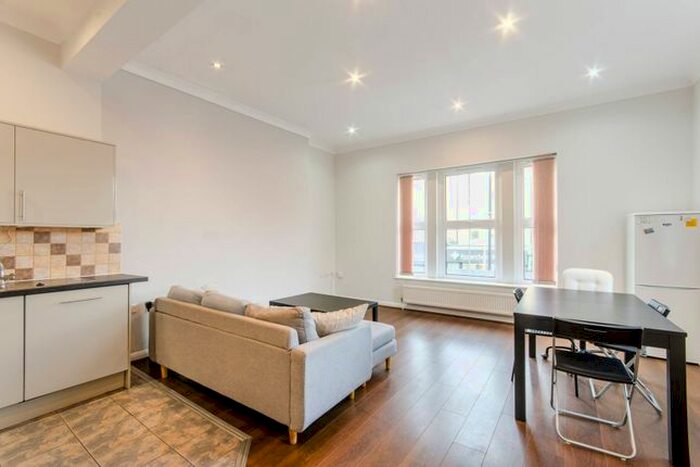 3 Bedroom Flat To Rent In Salusbury Road, Queen's Park, London, NW6