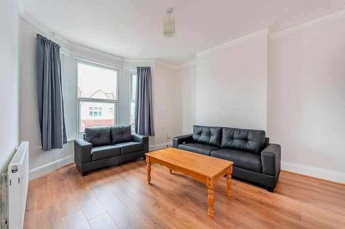 4 Bedroom Flat To Rent In Birkbeck Avenue, Acton, London, W3