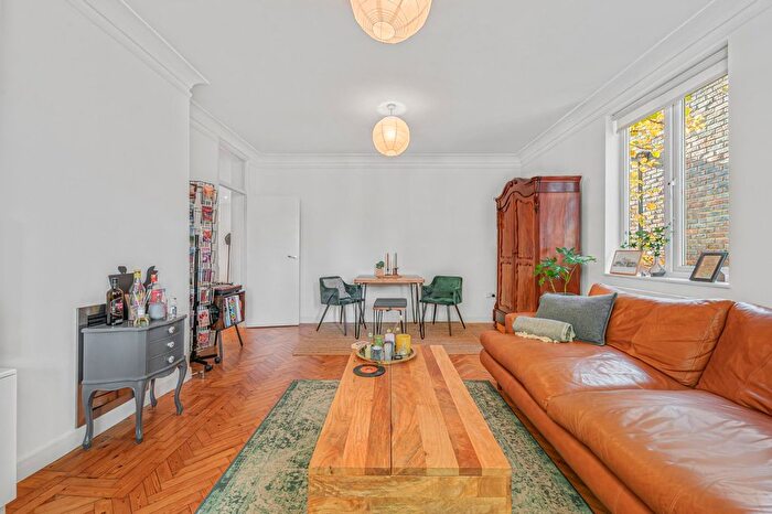 3 Bedroom Flat To Rent In Barrowgate Road, Turnham Green, W4