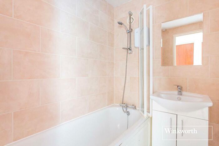 2 Bedroom Apartment To Rent In Chandos Way, London, NW11