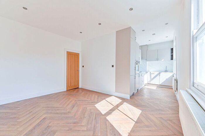 1 Bedroom Flat For Sale In Highbury Hill, London, Islington, London, N5
