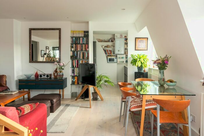 2 Bedroom Flat To Rent In Herne Hill Road, London, SE24