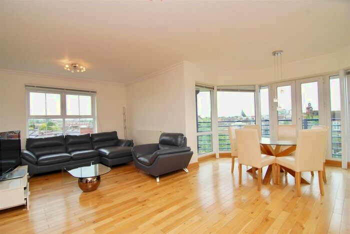 3 Bedroom Flat To Rent In Richmond Road, Kingston Upon Thames, KT2