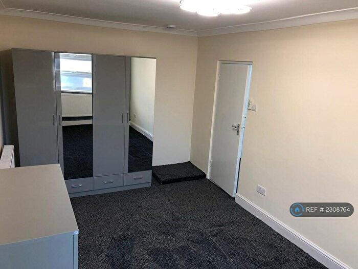 2 Bedroom Flat To Rent In East Ham, London, E6