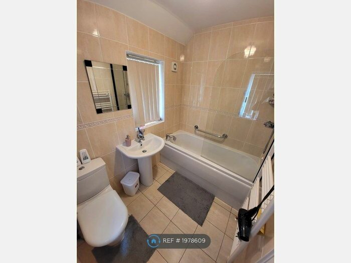 2 Bedroom Detached House To Rent In Town Street, Leeds, LS10