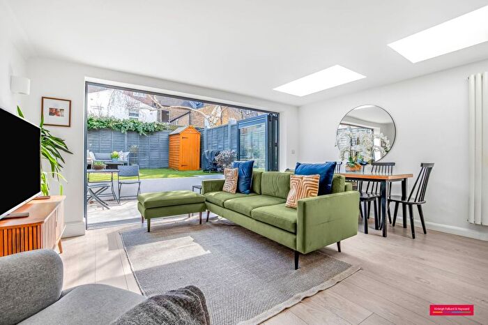 2 Bedroom Flat For Sale In Henslowe Road, London, SE22