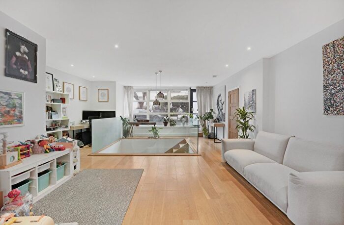 2 Bedroom Flat To Rent In The Wallpaper Apartments, Offord Road, N1