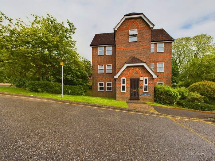 2 Bedroom Flat To Rent In Sandringham Court, Malmers Well Road, High Wycombe, HP13