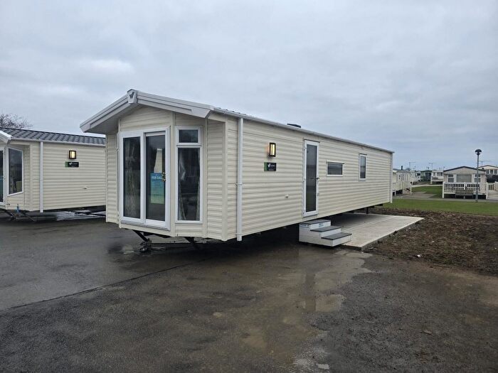 2 Bedroom Mobile/park Home For Sale In Hornsea Road, Skipsea, Driffield, YO25