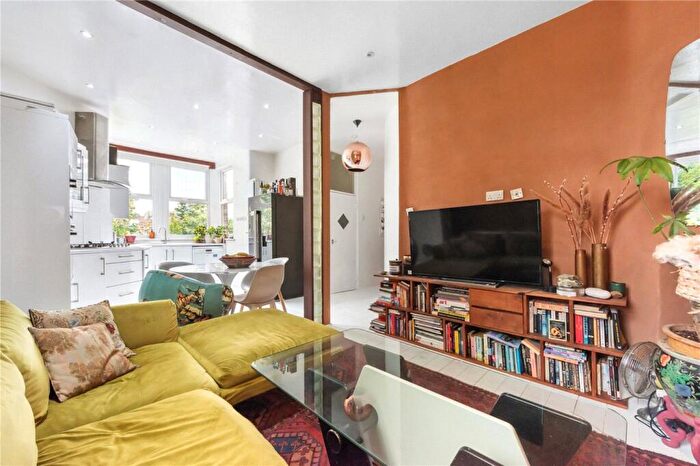 3 Bedroom Maisonette For Sale In Hermitage Road, London, N4