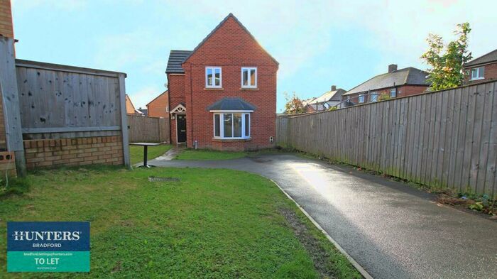 3 Bedroom House To Rent In Gracy Fold, Bradford, BD6