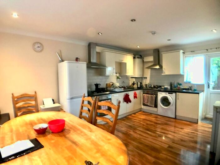 5 Bedroom Semi-Detached House To Rent In Kings Road, West Drayton UB7