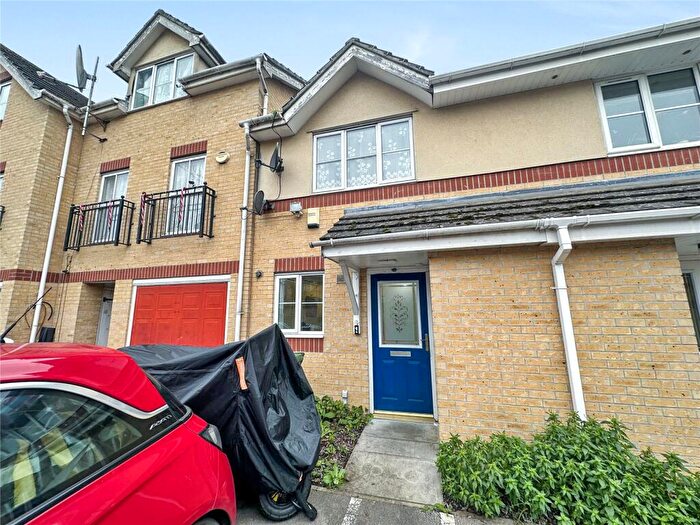 2 Bedroom House To Rent In Chaucer Way, Slough, Berkshire, SL1