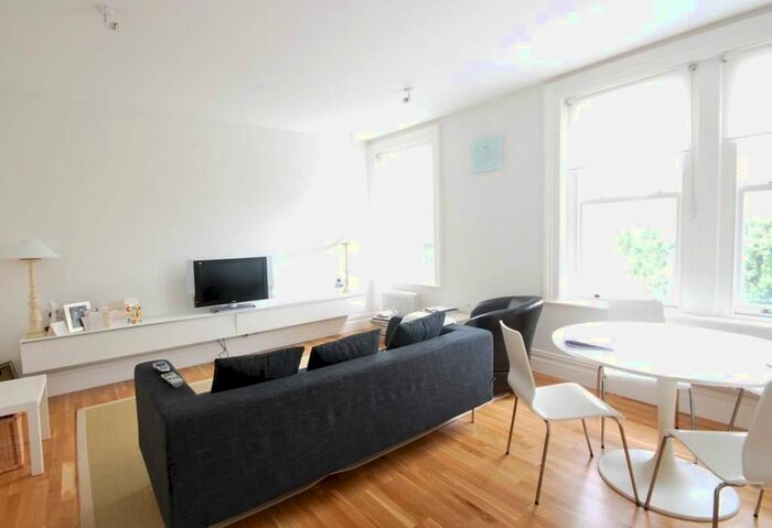 2 Bedroom Flat To Rent In Second Floor, Clapham Common South Side, London, SW4
