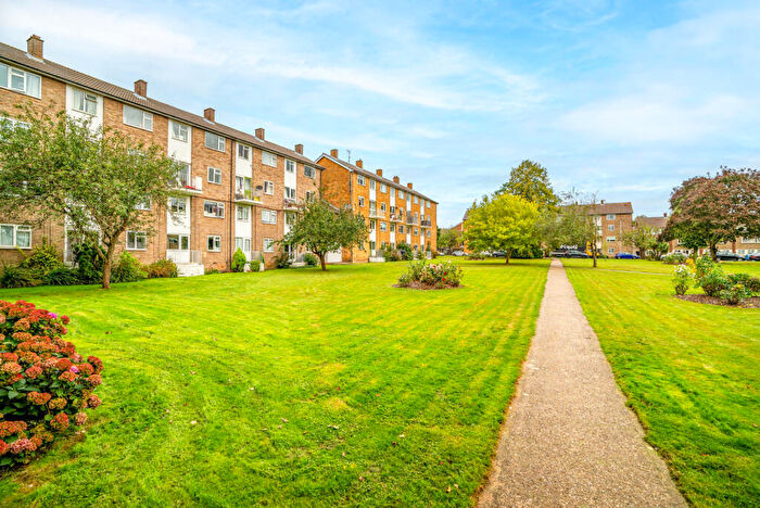 1 Bedroom Apartment For Sale In The Ridgeway, St. Albans, Hertfordshire, AL4