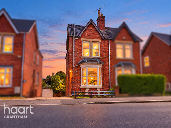 3 Bedroom Semi-Detached House For Sale In Dudley Road, Grantham, NG31