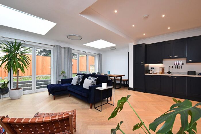 3 Bedroom Flat For Sale In Devonshire Road, London, SE23