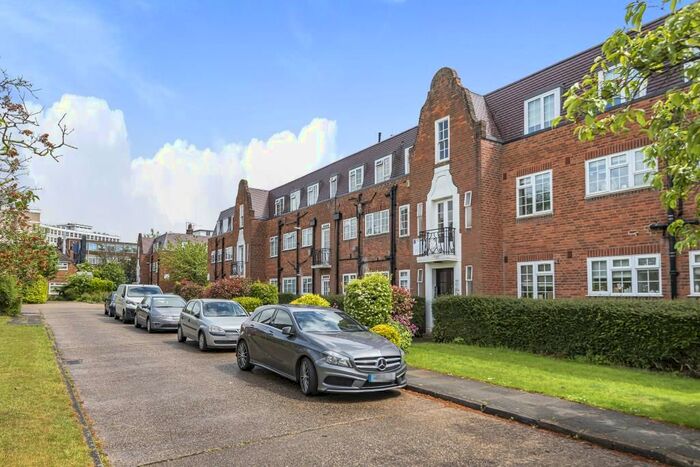 2 Bedroom Flat To Rent In Cockfosters, Barnet, EN4