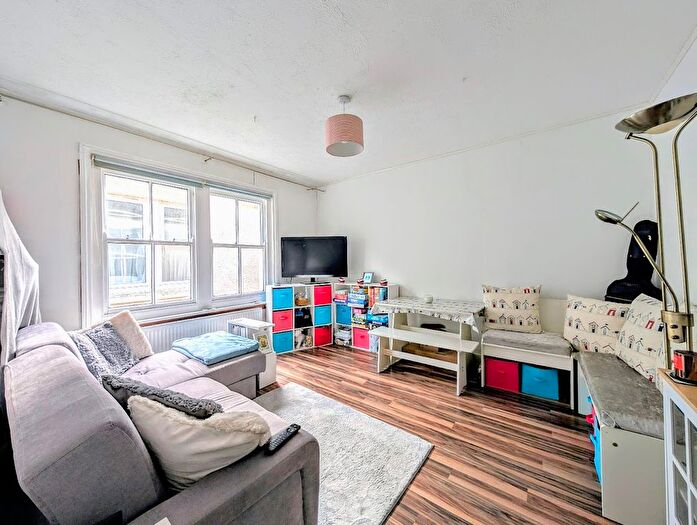 1 Bedroom Flat For Sale In Navarino Road, Worthing, BN11