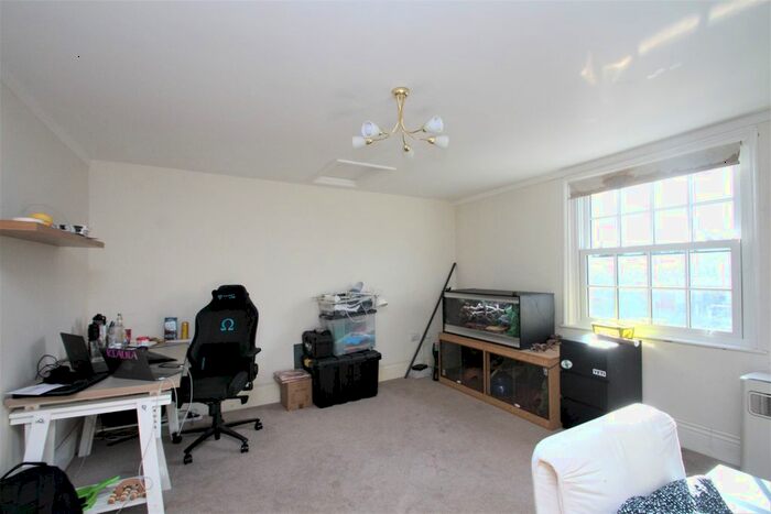 1 Bedroom Flat To Rent In High Street, Worthing, BN11