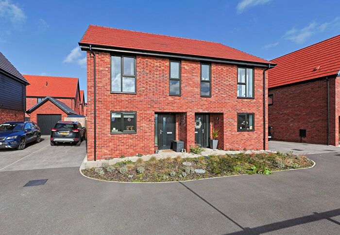 3 Bedroom Semi Detached House For Sale In Hazel Road, Pilsley, Chesterfield, S45