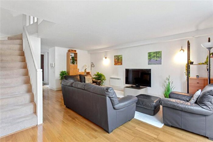 3 Bedroom Apartment To Rent In Adler Street, London, E1