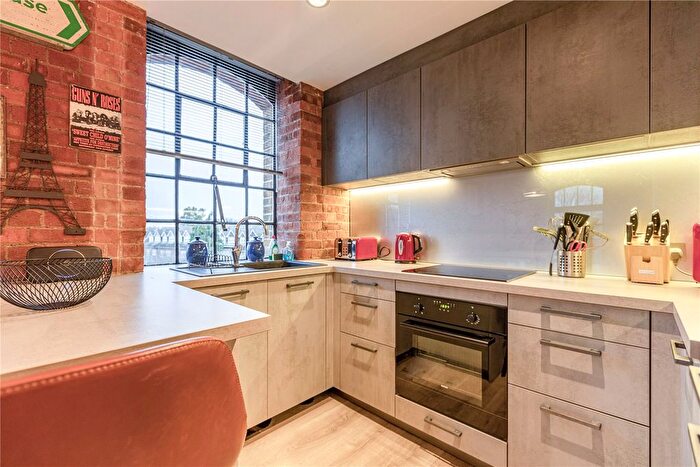 2 Bedroom Flat For Sale In Addlestone, Surrey, KT15